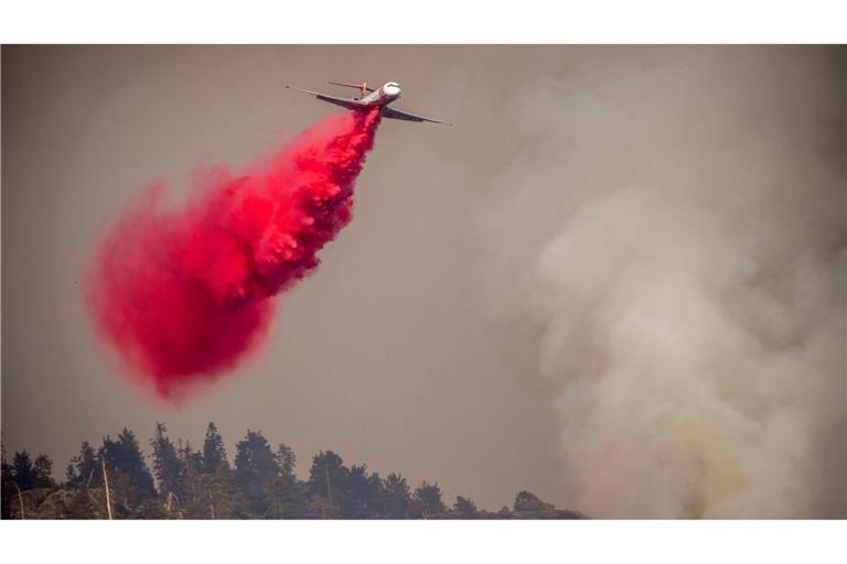 Ein Flugzeug wirft Löschmittel auf das Garnet Fire in Kalifornien ab.
