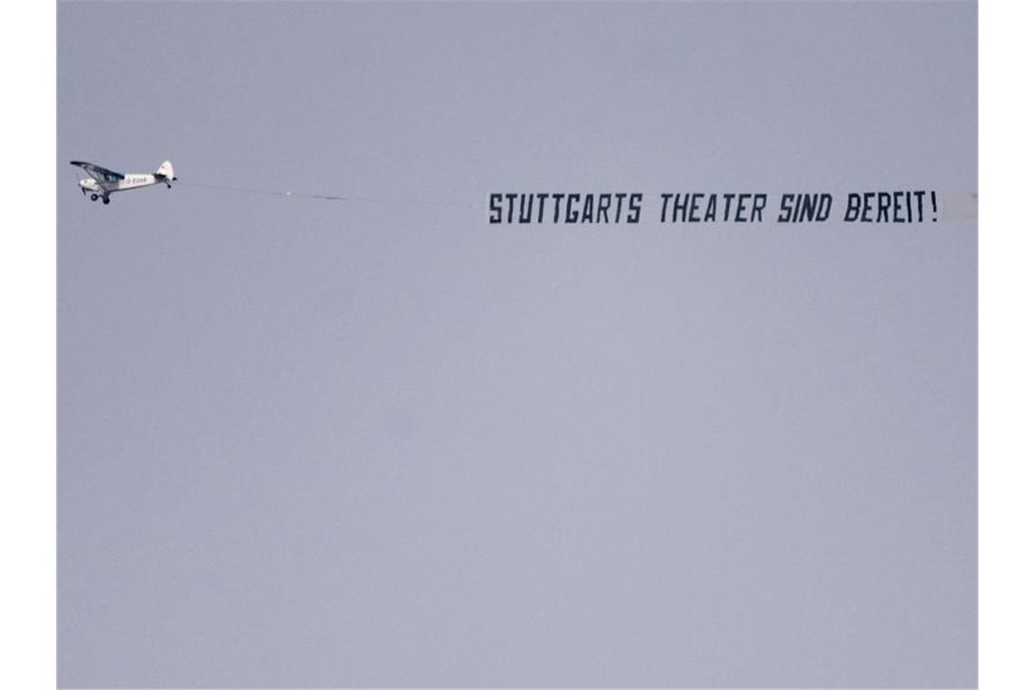 Protest gegen Lockdown: Theater gehen symbolisch in die Luft Ein Flugzeug zieht ein Banner mit der Aufschrift „Stuttgarts Theater sind bereit!“. Foto: Marijan Murat/dpa