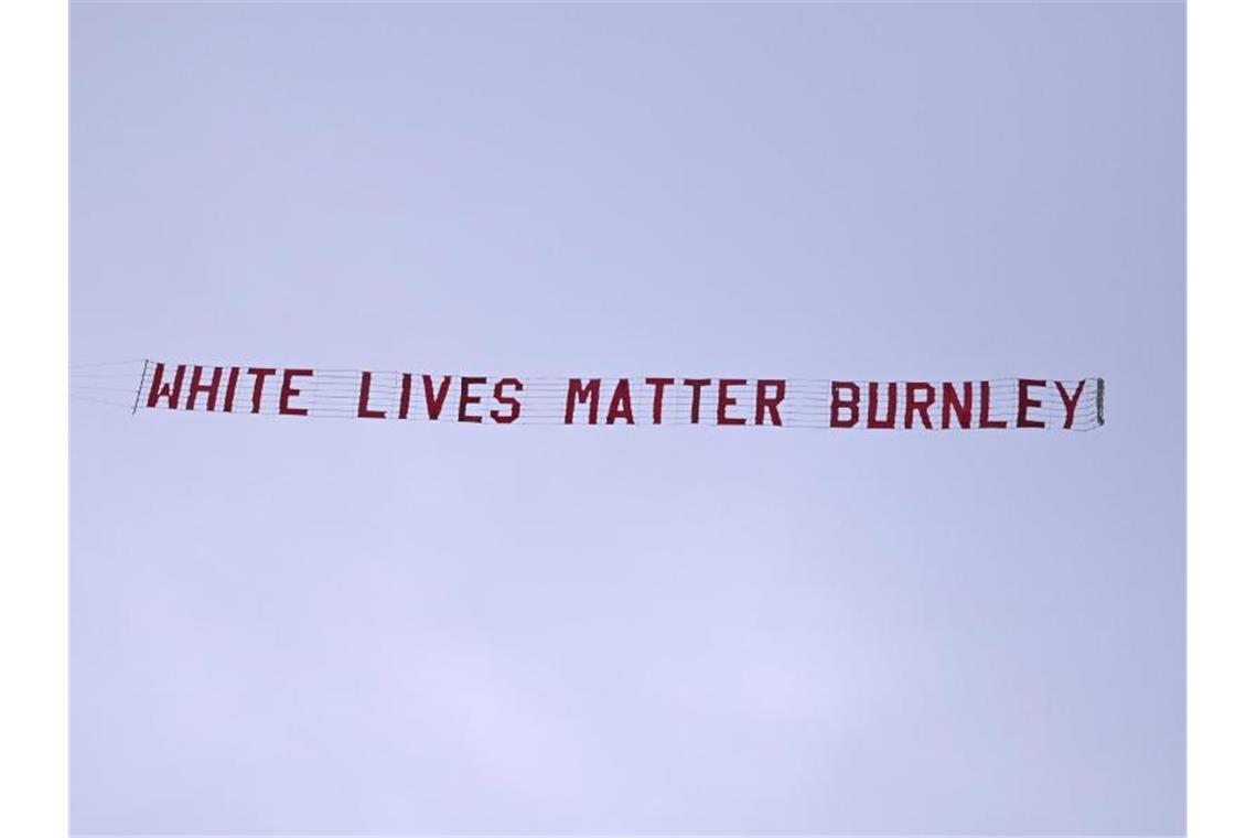 Ein Flugzeug zieht kurz nach dem Anpfiff ein Banner über das Etihad-Stadion. Foto: Shaun Botterill/Pool Getty/AP/dpa