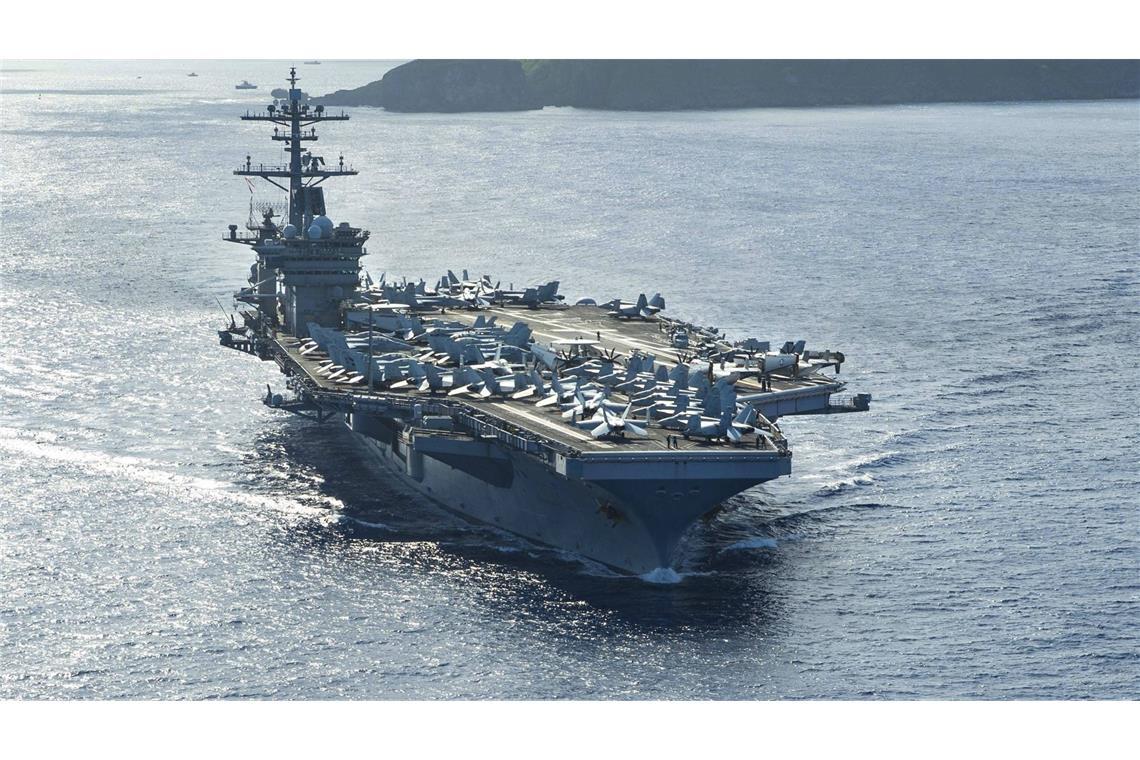 Ein Flugzeugträger der US-Navy bei Guam: Das US-Militär attackiert immer wieder mutmaßliche Schmugglerboote in der Karibik und im Ostpazifik. (Archivfoto)