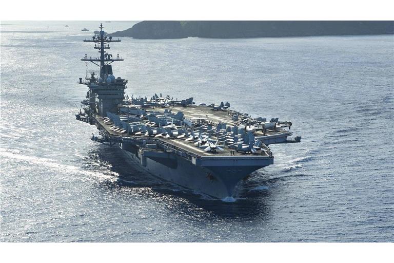 Ein Flugzeugträger der US-Navy bei Guam: Das US-Militär attackiert immer wieder mutmaßliche Schmugglerboote in der Karibik und im Ostpazifik. (Archivfoto)