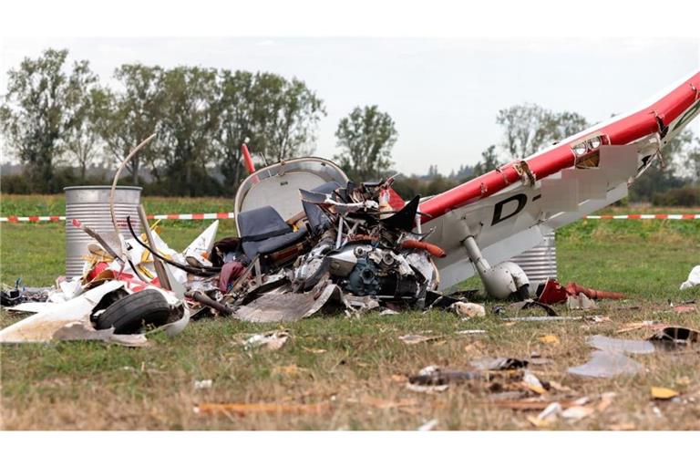 Ein Flugzeugwrack liegt nach einem Absturz auf einem Acker. Beim Absturz des Flugzeugs am Rande eines Sommerfests des Luftsportvereins Weinheim waren am Sonntag zwei Männer ums Leben gekommen.