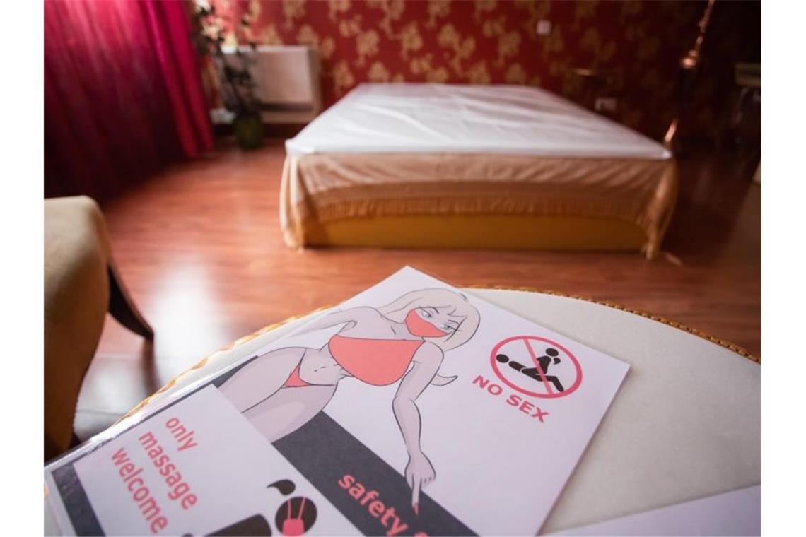 Bordelle werben mit Tag der offenen Tür für Wiedereröffnung Ein Flyer mit der Aufschrift „No Sex, only massage welcome, safety first“ liegt in einem Bordell. Foto: Tom Weller/dpa