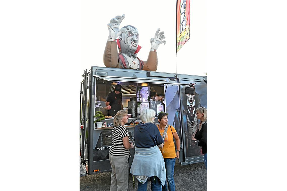 Ein Foodtruck bietet leckere kulinarische Köstlichkeiten an. Kelter. Wein. Berg....