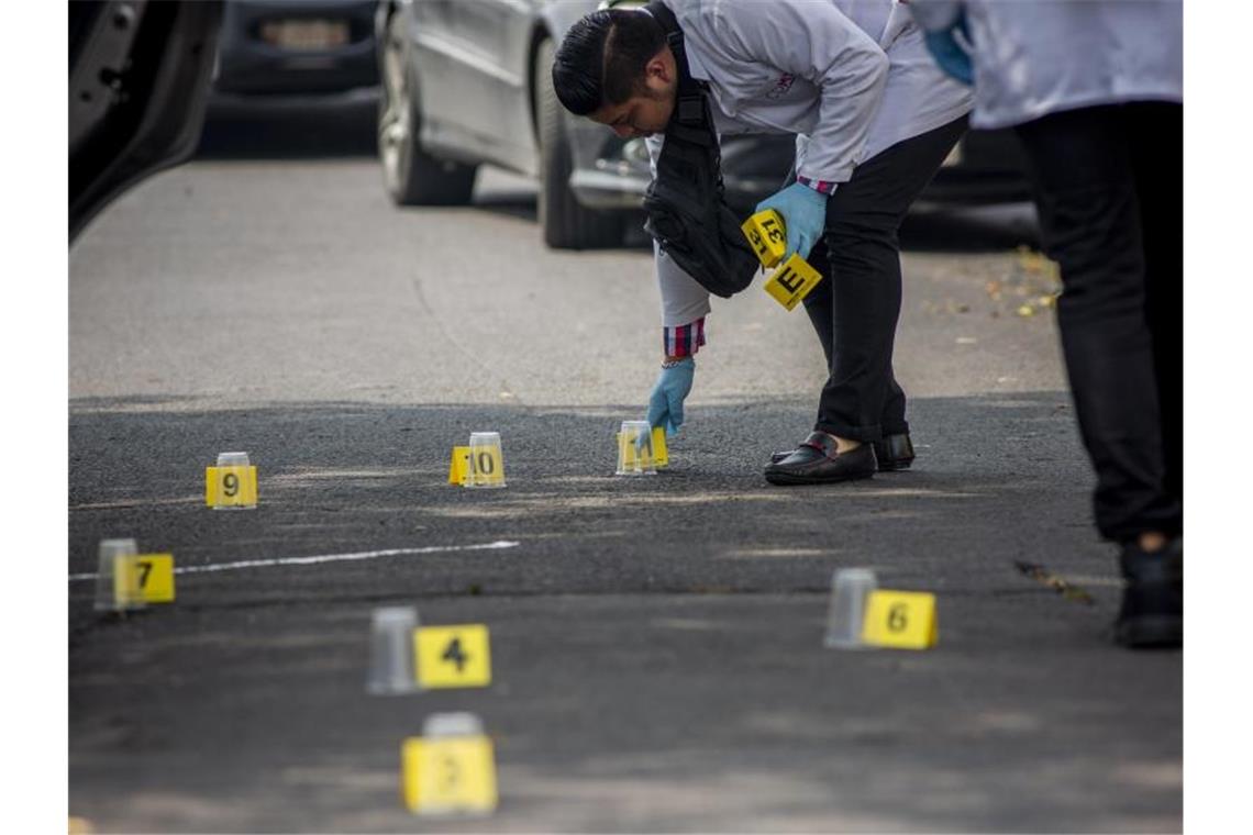 Ein forensischer Experte sammelt Beweise nach dem Tod von zwei Menschen nach einem Streit zwischen zwei kriminellen Organisationen im Norden von Mexiko-Stadt. Foto: Jair Cabrera Torres/dpa