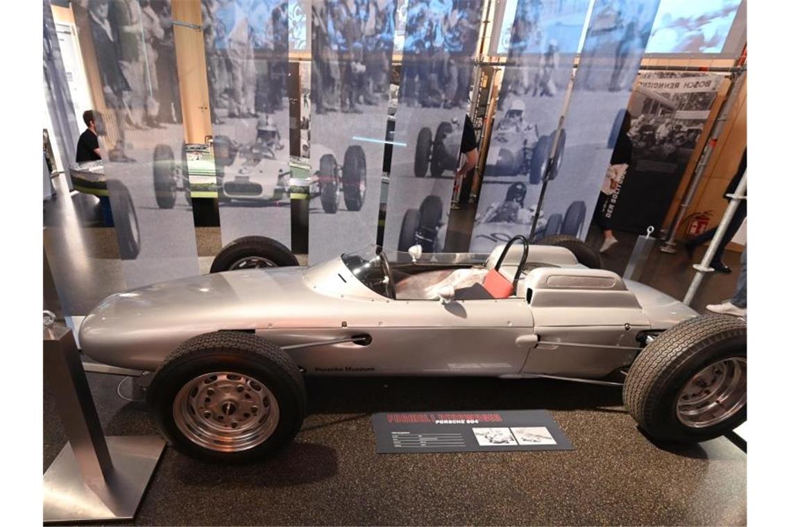 Ein Formel-1-Rennwagen von Porsche aus dem Jahr 1962 steht im Stadtpalais in Stuttgart. Foto: Bernd Weißbrod/dpa