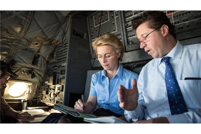 Ein Foto aus alten Tagen. 2014 war EU-Kommissionschefin Ursula von der Leyen noch deutsche Verteidigungsministerin und flog in den Irak. Als erfahrener Berater dabei: Geza Andreas von Geyr, damals  Abteilungsleiter Politik im Ministerium.