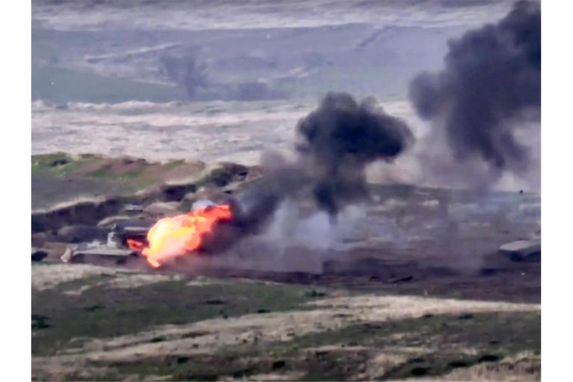 Ein Foto aus dem armenischen Verteidigungsministerium soll zeigen, wie armenische Streitkräfte in Berg-Karabach ein aserbaidschanisches Militärfahrzeug zerstören. Foto: Uncredited/AP/Armenian Defense Ministry/dpa