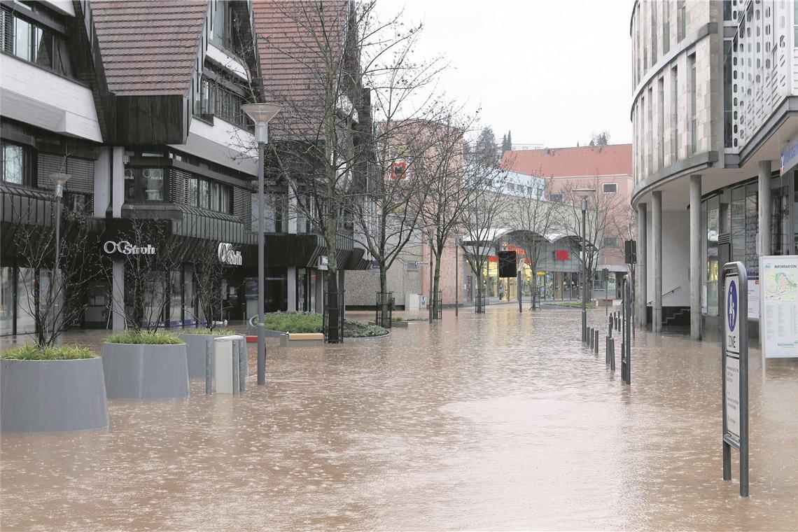 Infos zu Risiken wegen Hochwasser Ein Foto aus dem Jahr 2011: Hochwasser in der Grabenstraße in Backnang. Foto: E. Layher