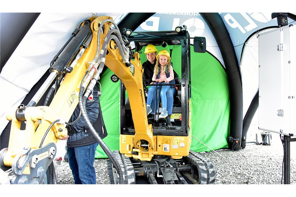 Ein Foto im Bagger der Sicherungsagentur OLP. Leistungs- und Erlebnismesse in Ba...