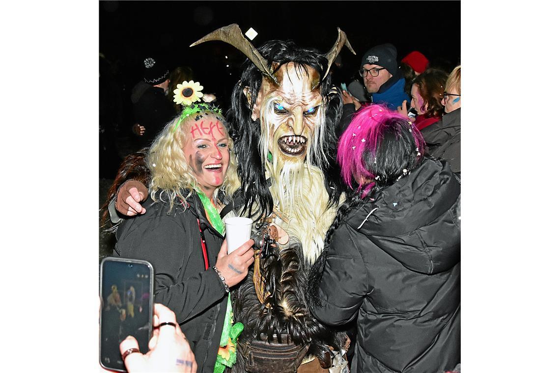 Ein Foto mit einem Dämonen zur Erinnerung. Nachtumzug der Schbiallomba-Schlotzer...