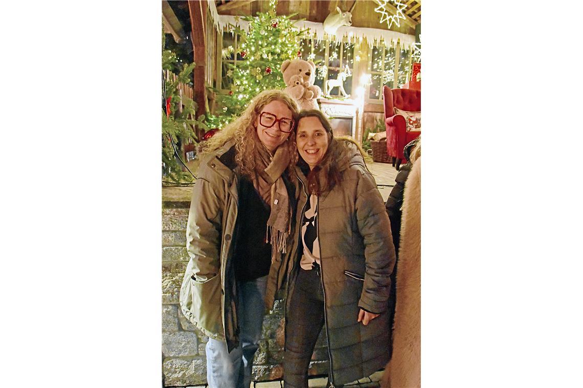 Ein Foto mit Tatjana Lämmerzahl (links) und Nadine Kirschmann vor der weihnachtl...