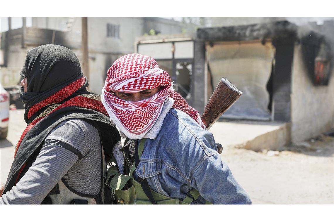 Wie wird das neue Syrien aussehen? Ein Foto vom 18. Juli: Beduinische Kämpfer im Dorf Al-Masraa am Rande der Stadt Suwaida