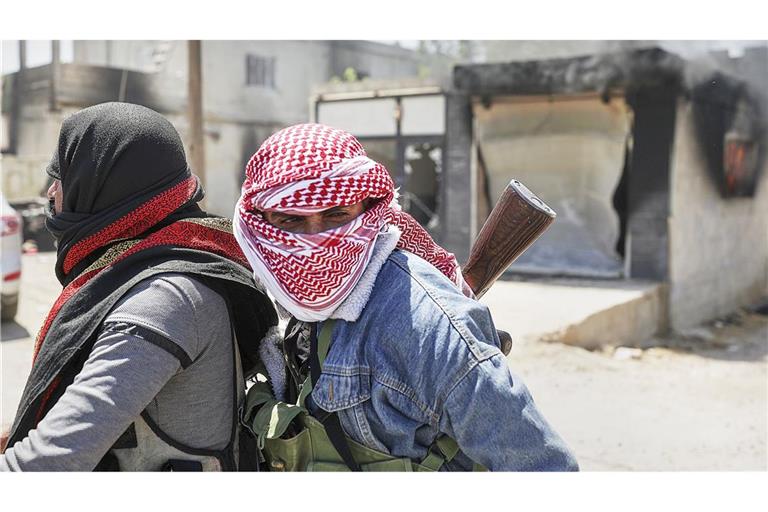 Ein Foto vom 18. Juli: Beduinische Kämpfer im Dorf Al-Masraa am Rande der Stadt Suwaida