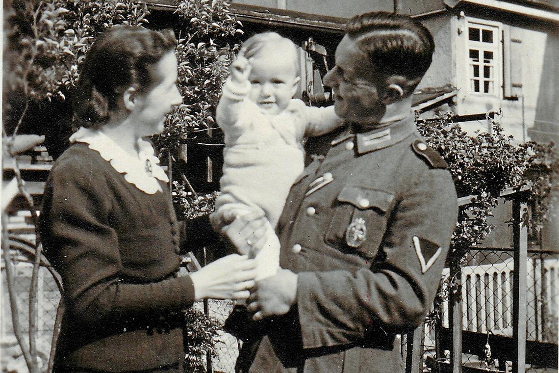 Ein Backnanger Kriegstagebuch Ein Foto von April 1942 mit Rudolf Kirschmer während eines Heimaturlaubs in Uniform zusammen mit seiner Frau und dem zehn Monate alten Heiner auf dem Arm. Foto: privat