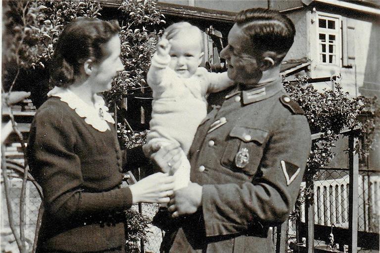 Ein Foto von April 1942 mit Rudolf Kirschmer während eines Heimaturlaubs in Uniform zusammen mit seiner Frau und dem zehn Monate alten Heiner auf dem Arm. Foto: privat