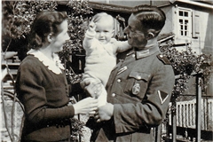 Ein Foto von April 1942 mit Rudolf Kirschmer während eines Heimaturlaubs in Uniform zusammen mit seiner Frau und dem zehn Monate alten Heiner auf dem Arm. Foto: privat
