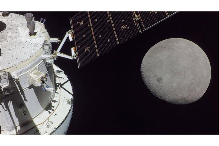 Ein Foto von der Rückseite des Mondes, aufgenommen von der Artemis-I-Mission der Nasa