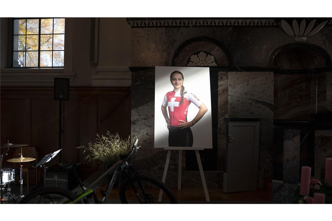 Ein Foto von Muriel Furrer steht bei der Trauerfeier in der reformierten Kirche Uster. (Archivbild)