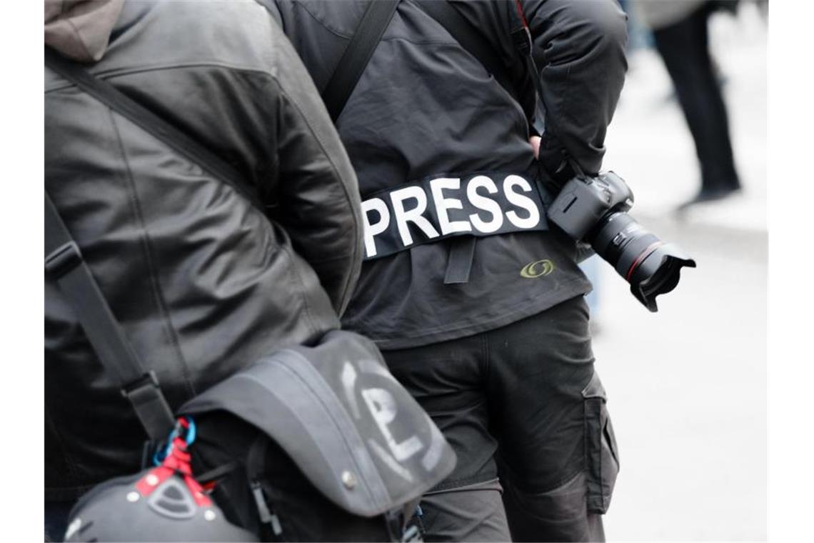 Ein Fotoreporter auf einer Demonstration in Hamburg. Der Presserat hat den Innenministern einen Entwurf zu Verhaltensgrundsätzen vorgelegt, die das Verhältnis zwischen Polizei und Journalisten regeln. Foto: Markus Scholz/dpa