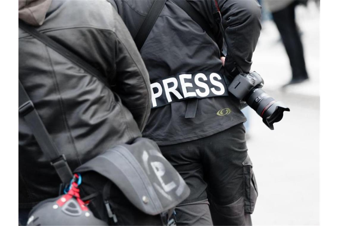 Presserat fordert besseren Schutz für Journalisten auf Demos Ein Fotoreporter auf einer Demonstration in Hamburg. Der Presserat hat den Innenministern einen Entwurf zu Verhaltensgrundsätzen vorgelegt, die das Verhältnis zwischen Polizei und Journalisten regeln. Foto: Markus Scholz/dpa