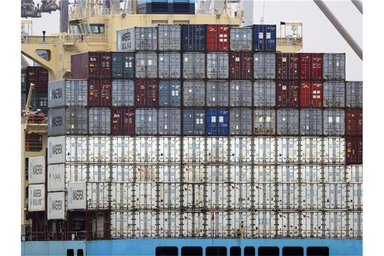 Ein Frachtschiff im Hafen von Southampton in Südengland. Foto: Steve Parsons/PA Wire/dpa