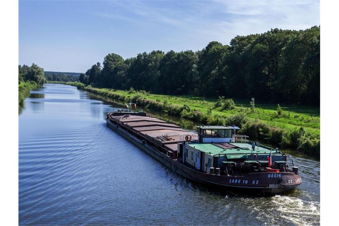 Ein Frachtschiff in der Nähe von Mölln auf dem Elbe-Lübeck-Kanal. Foto: Jens Büttner/dpa-Zentralbild/dpa