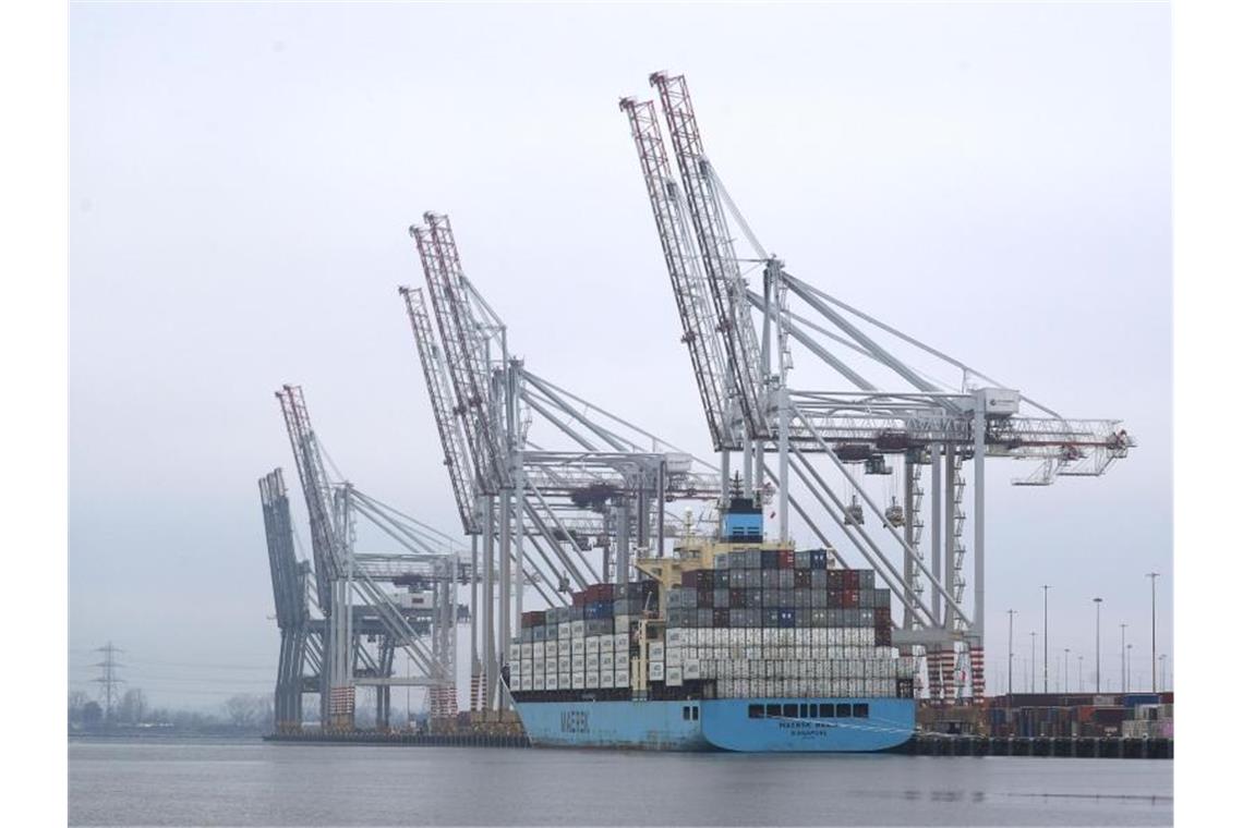 Britische Wirtschaft trotz Minus optimistisch Ein Frachtschiff liegt im Containerhafen von Southampton. Foto: Steve Parsons/PA Wire/dpa