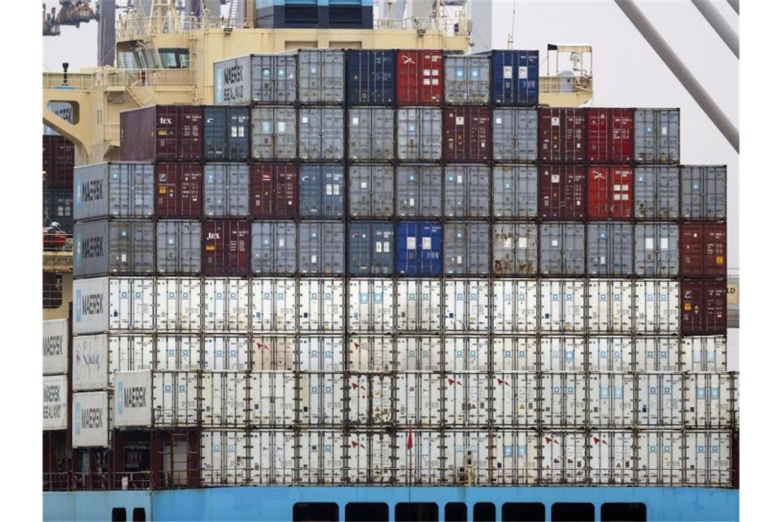 Ein Frachtschiff liegt im Hafen von Southampton. Großbritannien hatte den EU-Binnenmarkt und die Zollunion zum 1. Januar 2021 verlassen. Foto: Steve Parsons/PA Wire/dpa