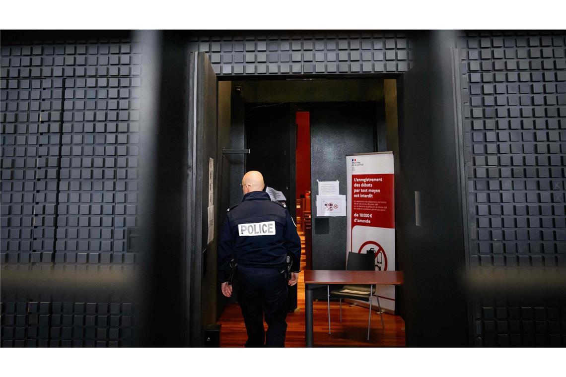 Ein französischer Polizeibeamter betritt den Gerichtssaal am ersten Tag des Prozesses gegen den Deutschen Martin N.