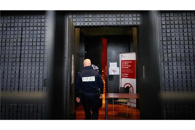 Ein französischer Polizeibeamter betritt den Gerichtssaal am ersten Tag des Prozesses gegen den Deutschen Martin N.