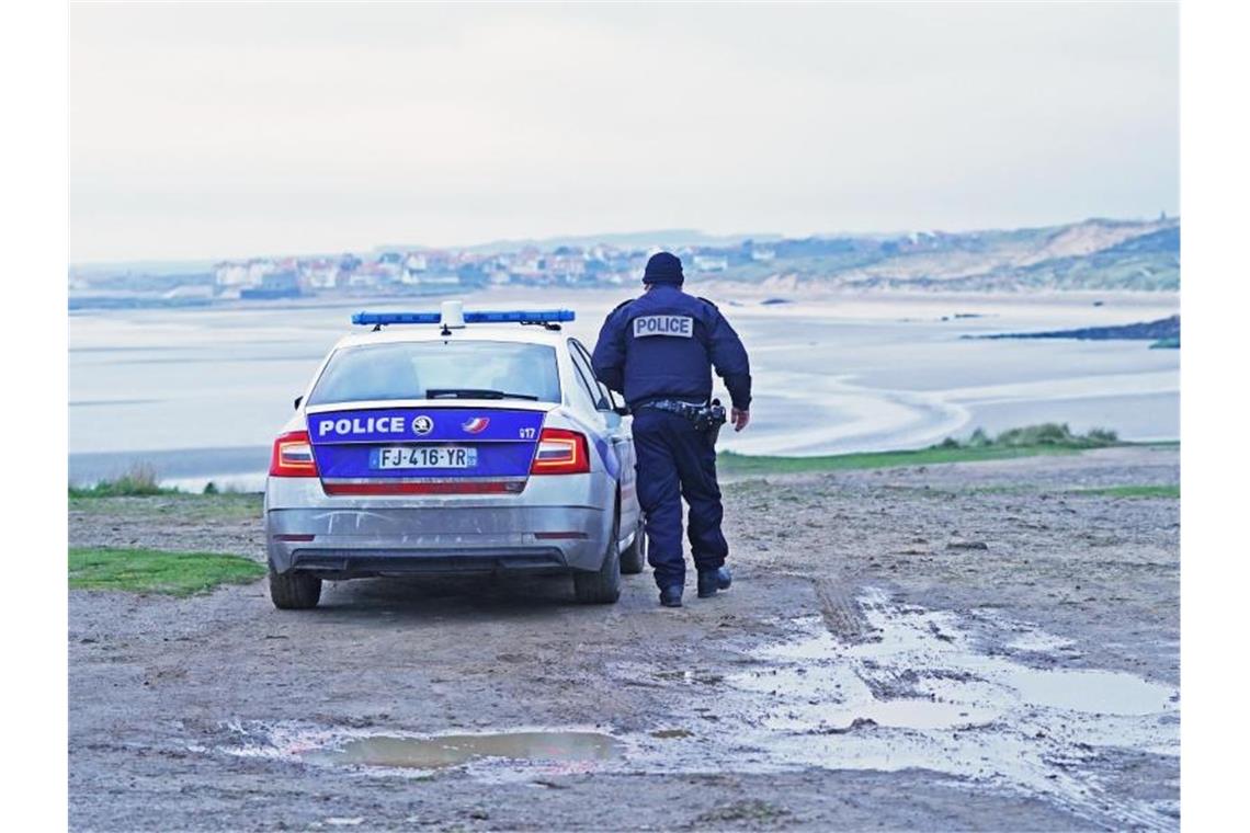 Ein französischer Polizist auf einem Strandabschnitt bei Wimereux in Boulogne, der vermutlich von Migranten genutzt wird, um den Ärmelkanal zu überqueren. Foto: Stefan Rousseau/PA/dpa