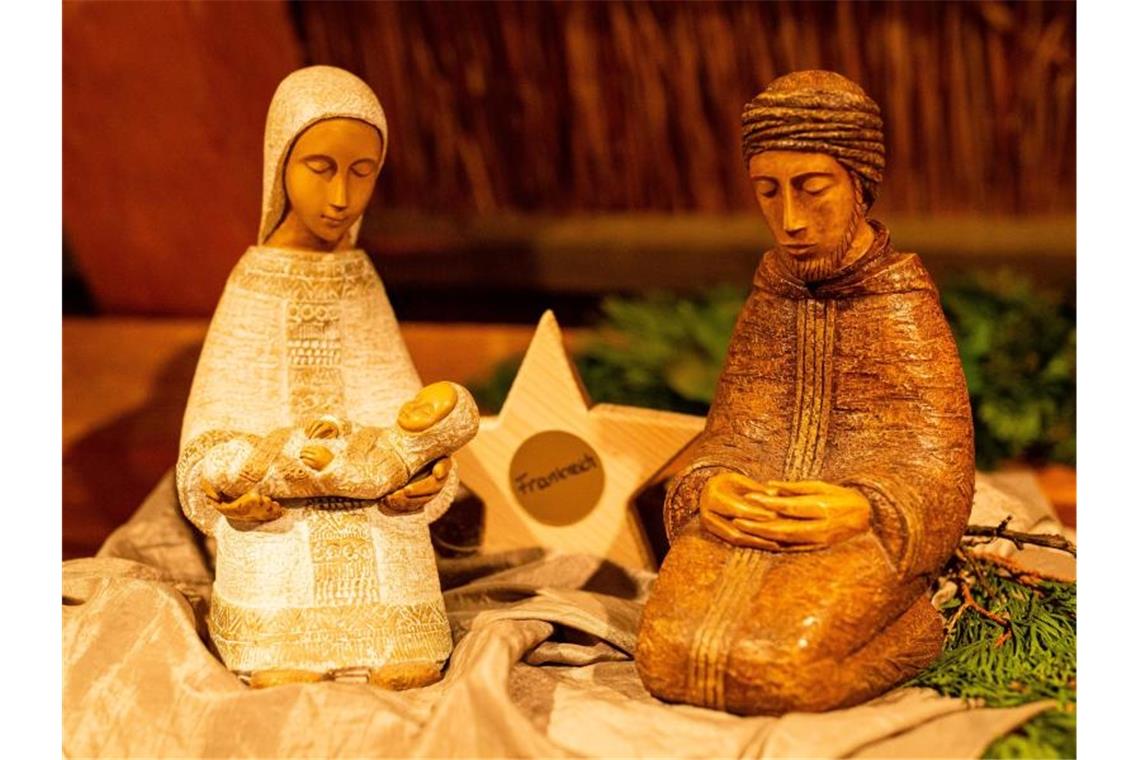 Heimatmuseum zeigt Weihnachtskrippen aus 90 Ländern Ein französisches Krippenspiel steht während einer Ausstellung im Museum Fürstenberger Hof. Foto: Philipp von Ditfurth/dpa