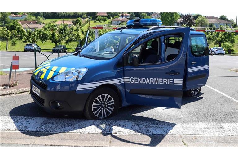 Ein französisches Polizeiauto steht auf einer Straße. Beamte haben einen 43 Jahre alten Mann festgenommen, der seinen neunjährigen Sohn über ein Jahr in einem Lieferwagen gefangen gehalten haben soll (Symbolfoto).