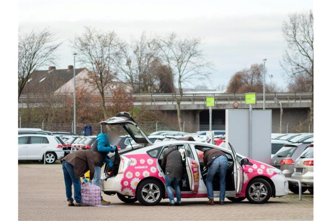 Ein französisches Taxi, das die Polizei auf der A1 bei Bremen gestoppt hat, wird auf dem Hof eines Automobilverkäufers untersucht. Foto: Mohssen Assanimoghaddam