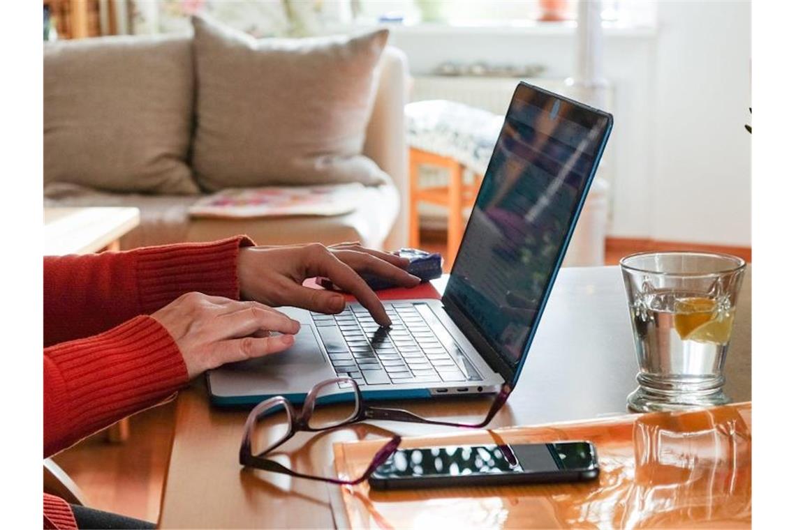 Koalition streitet über geplanten Homeoffice-Rechtsanspruch Ein Frau arbeitet im Homeoffice. Arbeitnehmer sollen nach dem Willen von Arbeitsminister Heil künftig einen Rechtsanspruch auf mindestens 24 Tage Homeoffice im Jahr haben. Foto: Jens Kalaene/dpa-Zentralbild/dpa