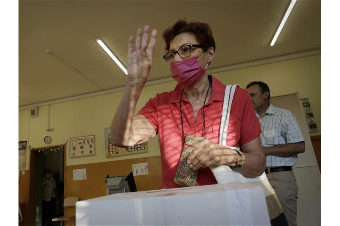 Entertainer-Partei liegt in Bulgarien vorn Ein Frau gibt in Sofia ihre Stimme bei der Parlamentswahl ab. Foto: Valentina Petrova/AP/dpa