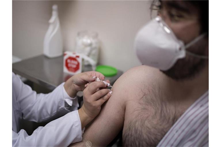 Ein Freiwilliger lässt sich im Institut für Infektiologie Emilio Ribas mit einem Corona-Impfstoff des chinesischen Pharmakonzerns Sinovac impfen. Foto: Andre Lucas/dpa