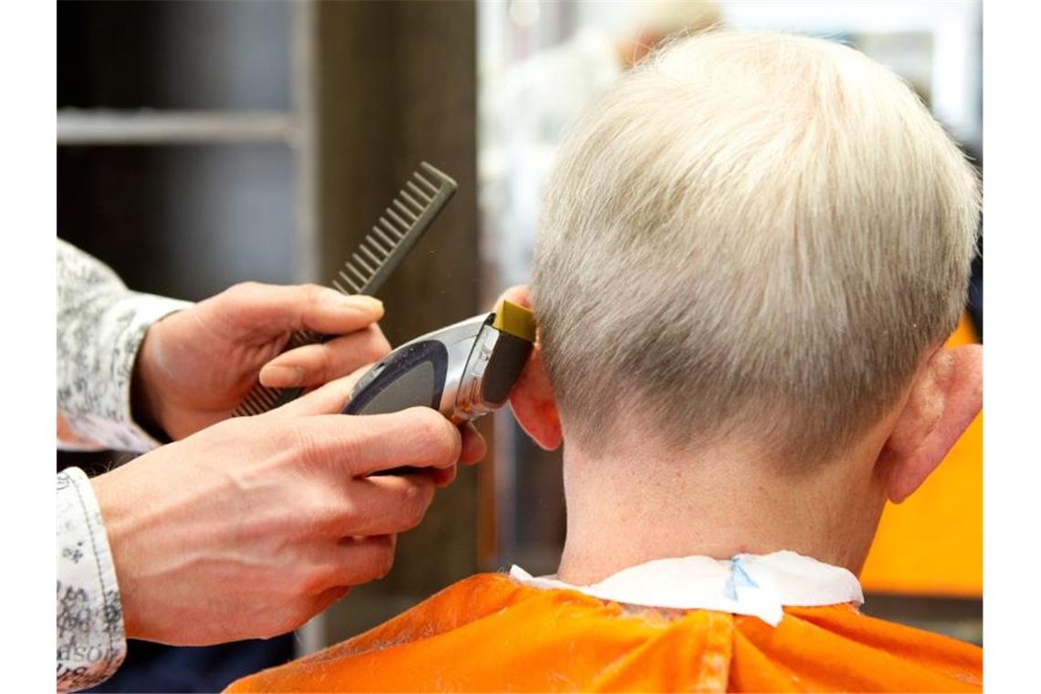 Corona-Lockerungen zum Wochenstart Ein Friseurbesuch ist wieder möglich. Foto: Sebastian Kahnert/dpa/Symbolbild