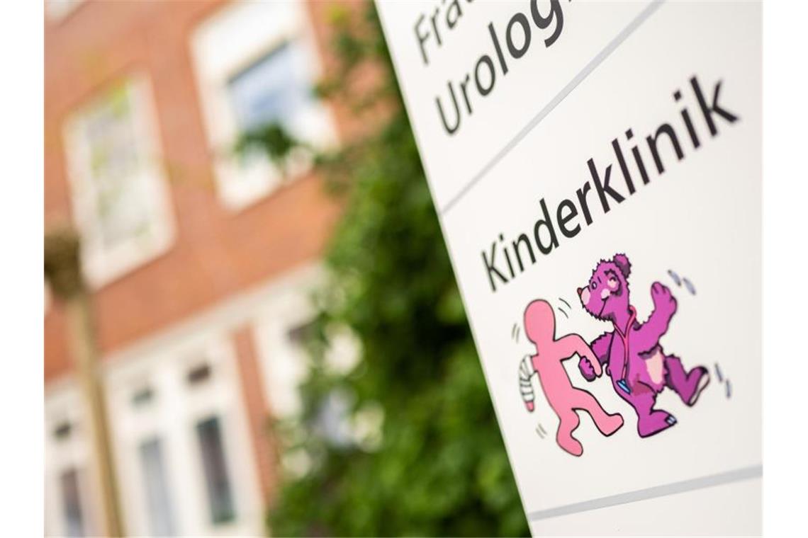 Tod von Frühchen: Staatsanwaltschaft ermittelt Ein frühgeborenes Baby ist im Klinikum Oldenburg wenige Tage nach der Geburt an verunreinigter Milchpulvernahrung gestorben. Foto: Mohssen Assanimoghaddam/dpa