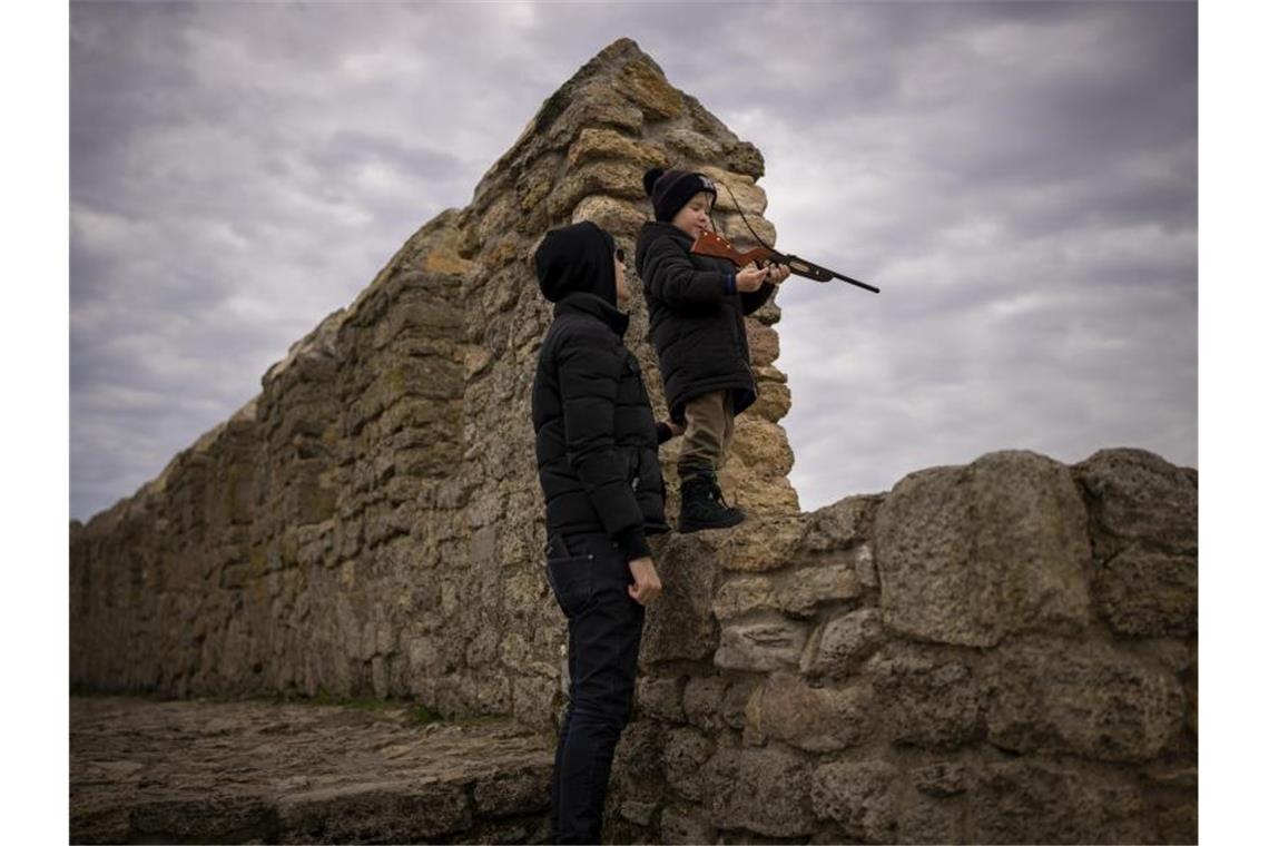 Nato befürchtet „vollständigen Angriff“ auf Ukraine Ein Fünfjähriger steht mit einem Spielzeuggewehr in Odessa auf einer Mauer der Festung „Akkerman“. Foto: Emilio Morenatti/AP/dpa