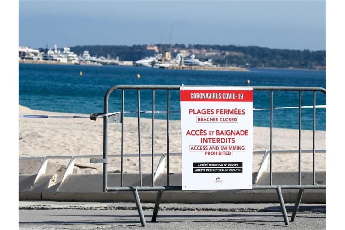 Ein für die Öffentlichkeit gesperrter Strand in Frankreich. Foto: Serge Haouzi/XinHua/dpa