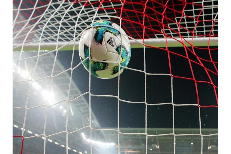 Ein Fußball geht ins Netz. Foto: Jan Woitas/dpa-Zentralbild/dpa/Symbolbild