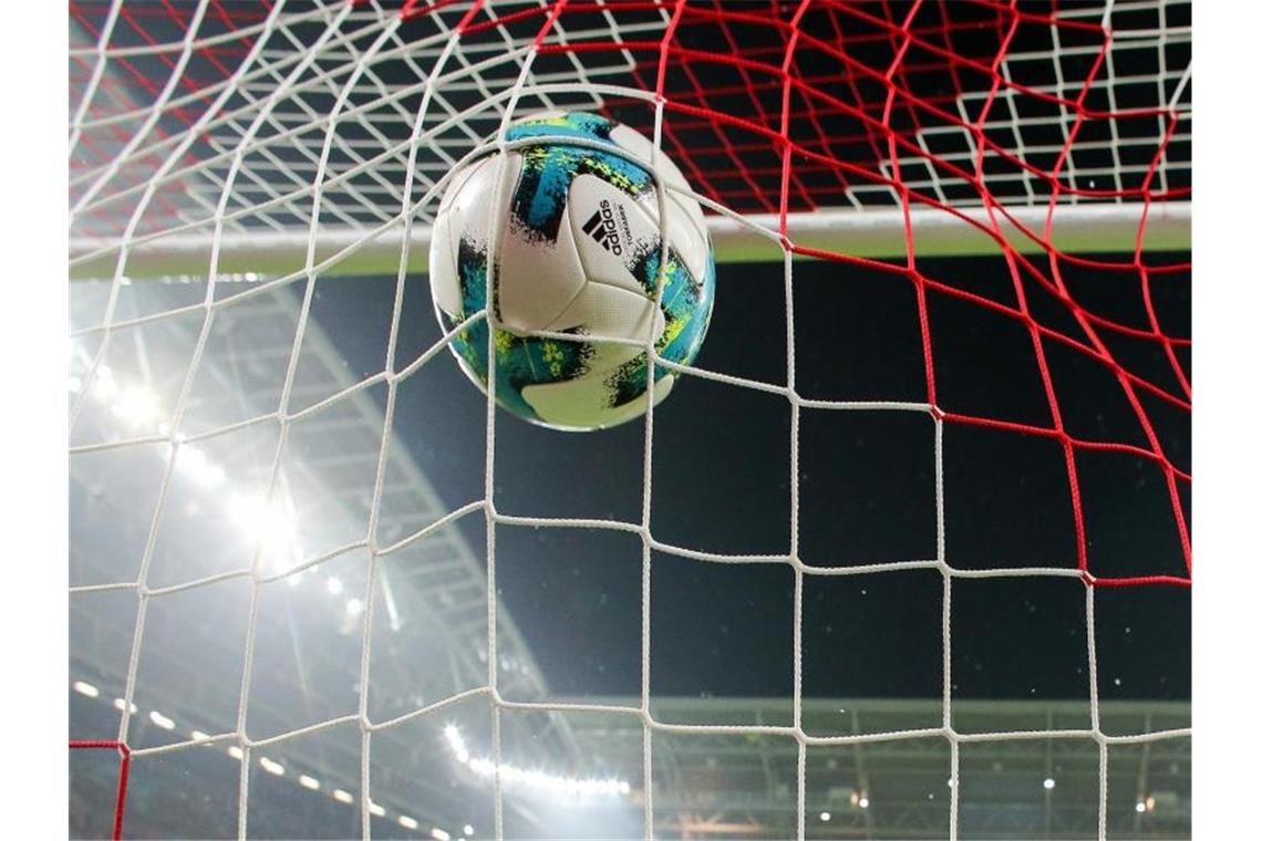 Ein Fußball geht ins Netz. Foto: Jan Woitas/dpa-Zentralbild/dpa/Symbolbild