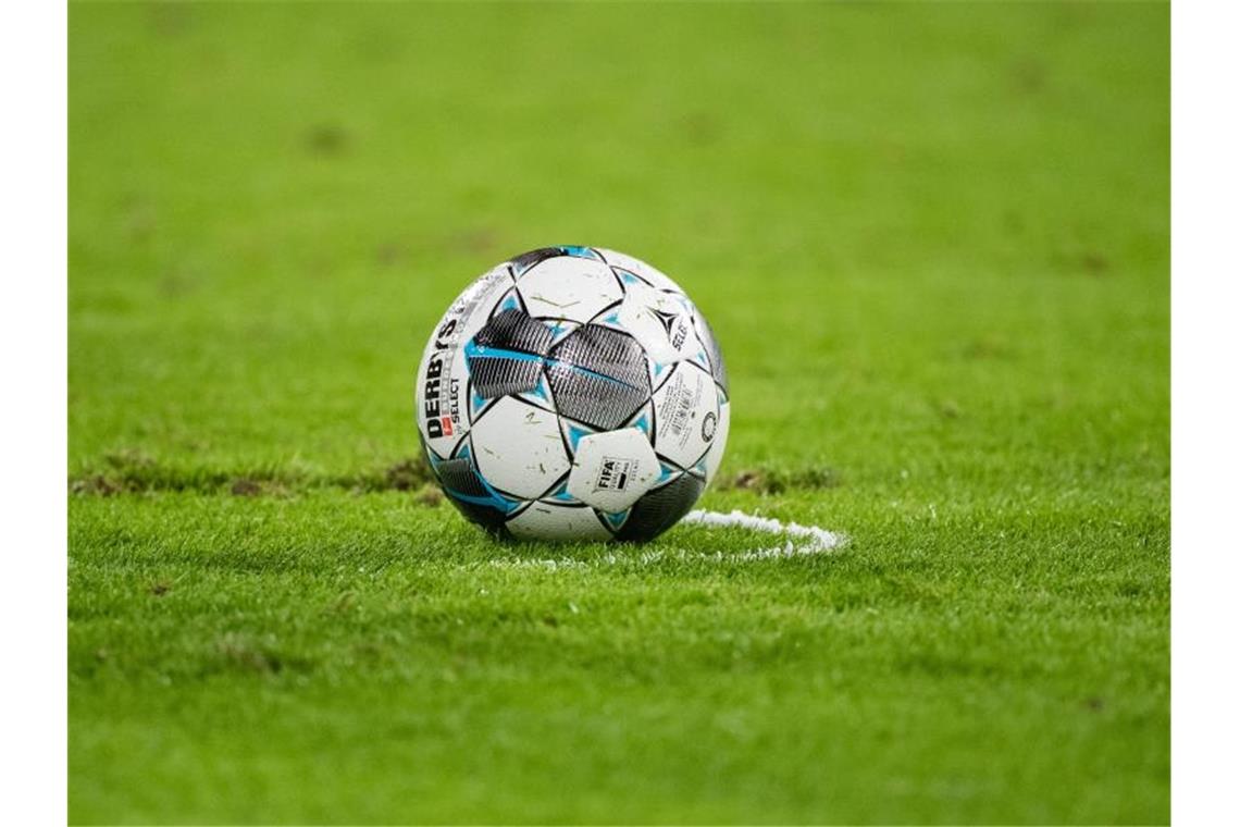 Ein Fußball liegt auf dem Rasen. Foto: Matthias Balk/dpa/Symbolbild