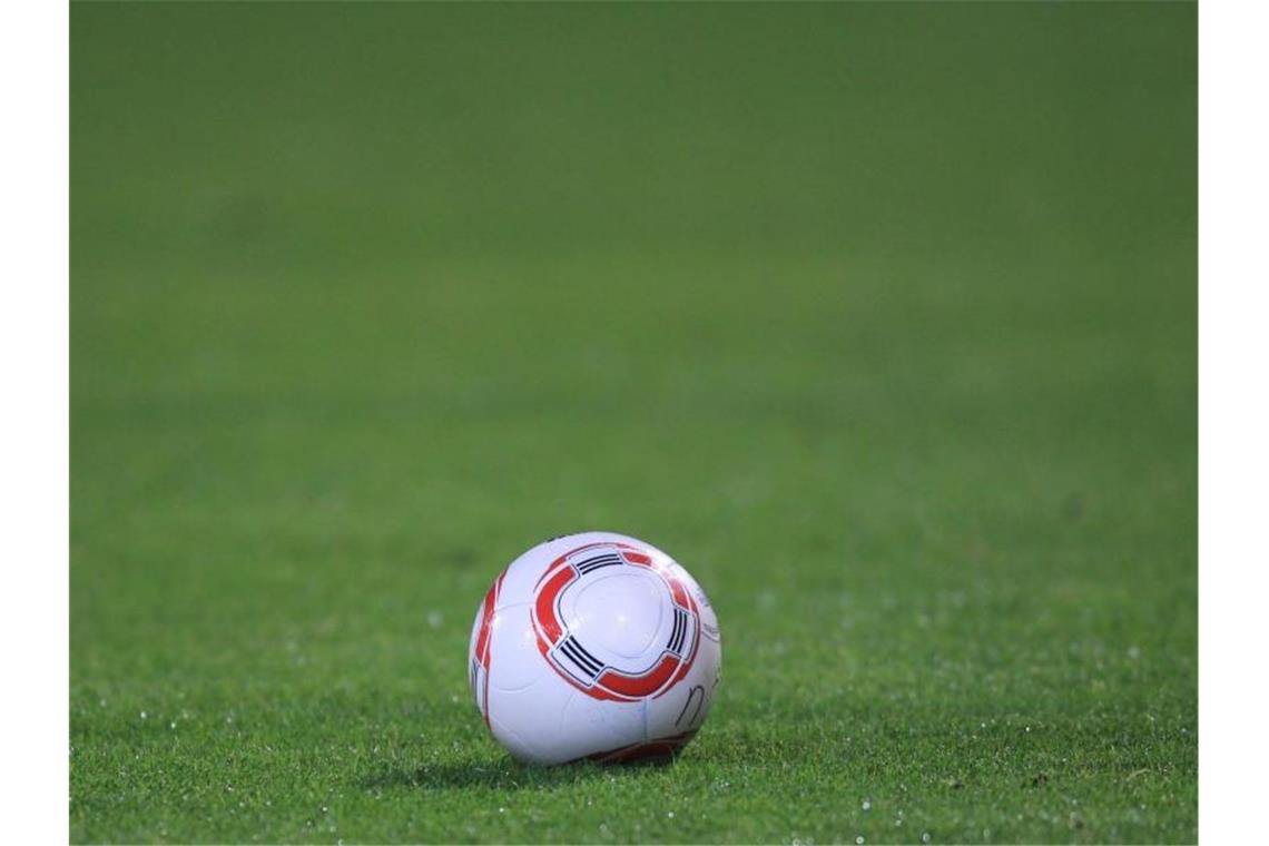 VfB-Heimspiel gegen Augsburg auf Freitag vorverlegt Ein Fussball liegt auf dem Rasen. Foto: picture alliance / dpa / Archivbild
