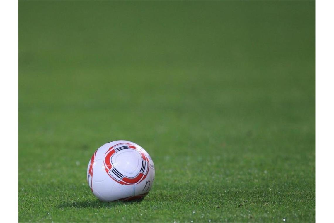 Waldhof fordert neue Abstimmung in 3. Liga Ein Fussball liegt auf dem Rasen. Foto: picture alliance / dpa / Archivbild
