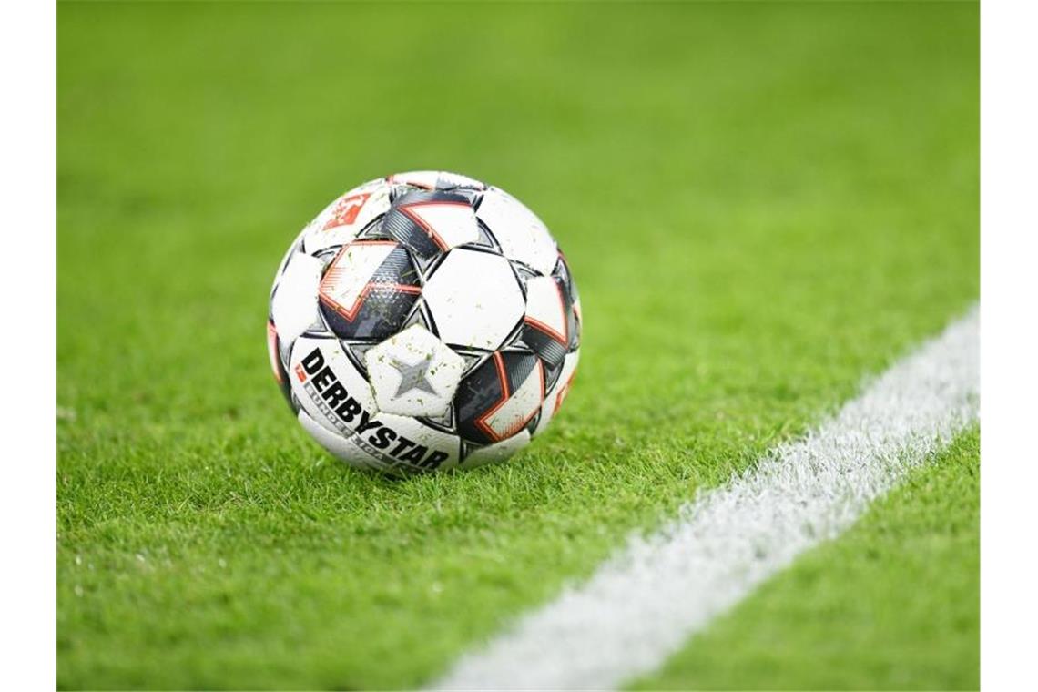 KSC-Coach nimmt seine Mannschaft vor Kritik in Schutz Ein Fußball liegt auf dem Rasen. Foto: Tobias Hase/dpa/Symbolbild
