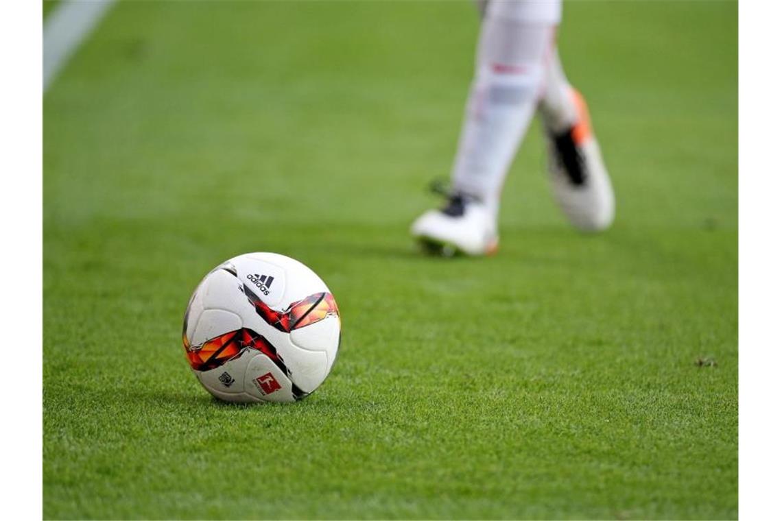 Fan-Aktie des KSC erlöst in der ersten Woche 250 000 Euro Ein Fußball-Spiel. Foto: Jan Woitas/dpa-Zentralbild/dpa/Symbolbild