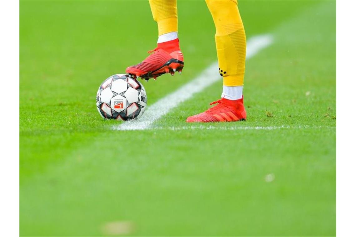 Ein Fußball wird von einem Spieler geschossen. Foto: Uwe Anspach/dpa/Symbolbild